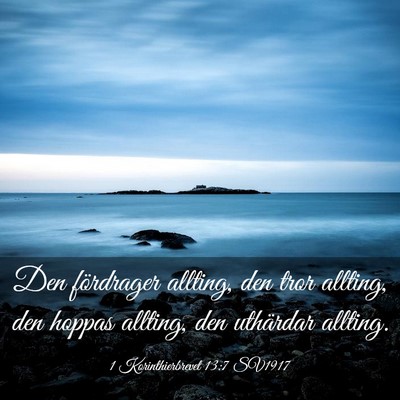 Picture 03 - 1 Korinthierbrevet 13:7 SV1917 - Den fördrager allting, den tror allting, den - Bible Verse Picture
