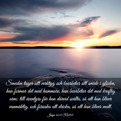 Picture 03 - Jesaja 44:12 SV1917 - Smeden tager sitt verktyg och bearbetar sitt - Bible Verse Picture