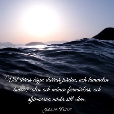 Picture 03 - Joel 2:10 SV1917 - Vid deras åsyn darrar jorden, och himmelen - Bible Verse Picture