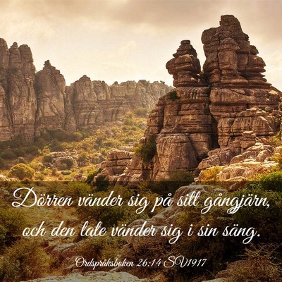 Picture 03 - Ordspråksboken 26:14 SV1917 - Dörren vänder sig på sitt gångjärn, och den - Bible Verse Picture