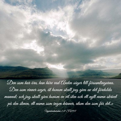 Picture 03 - Uppenbarelseboken 2:17 SV1917 - Den som har öra, han höre vad Anden säger till - Bible Verse Picture